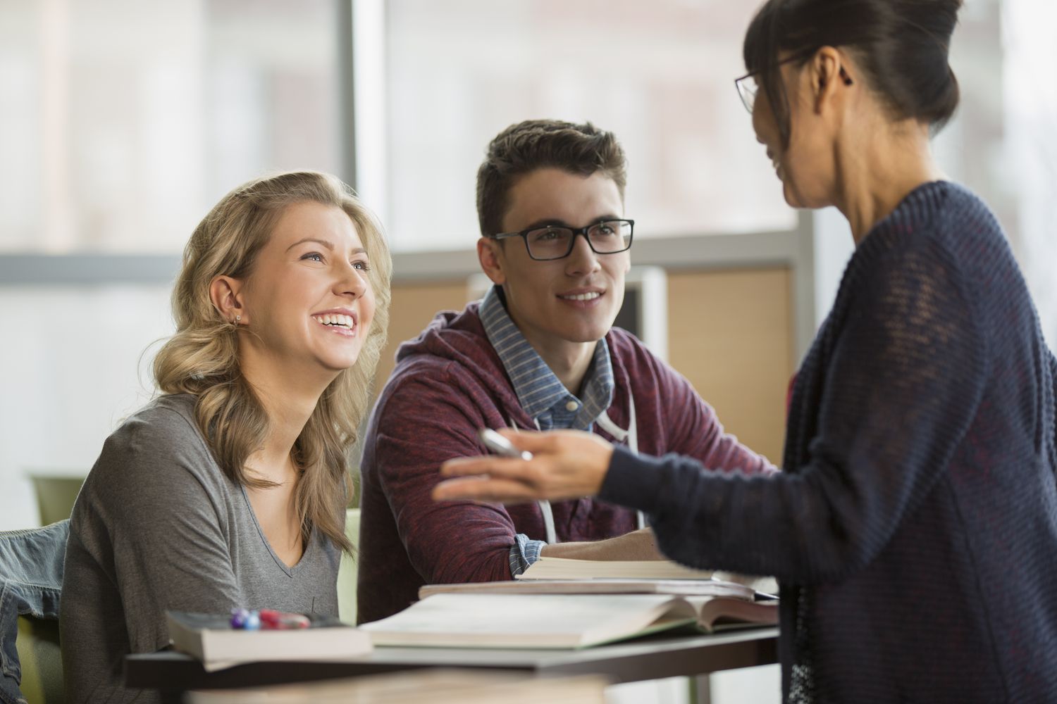 Alunos aprendendo inglês em conversação